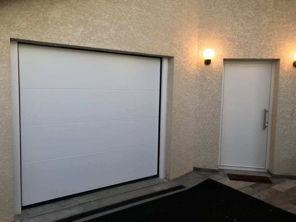 Conception de véranda en acier type atelier sur mesure avec porte double battant à Lyon dans le Rhône 69