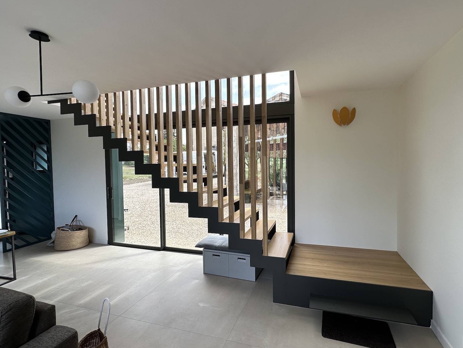 Escalier en limon central avec marche en chêne massif sur Charly proche de Lyon