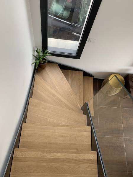 Escalier en acier et marche en bois sur mesure avec garde corps en verre à Chambéry
