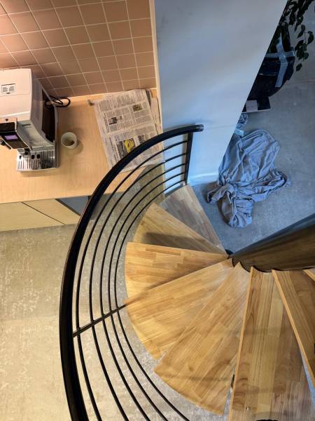 Escalier hélicoïdal sur mesure marche bois à Lyon