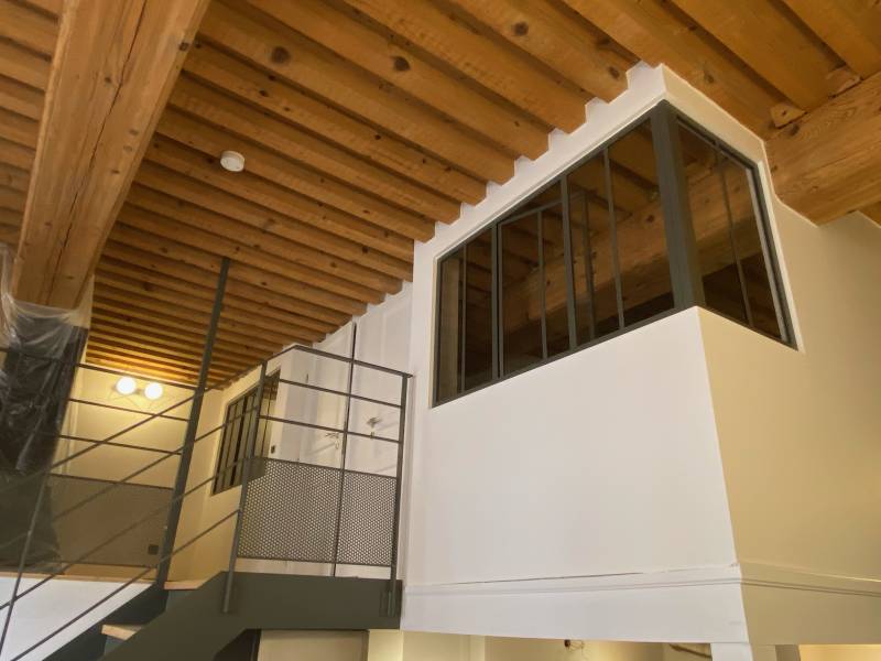 Escalier en acier thermolaqué avec marche bois à la Croix Rousse