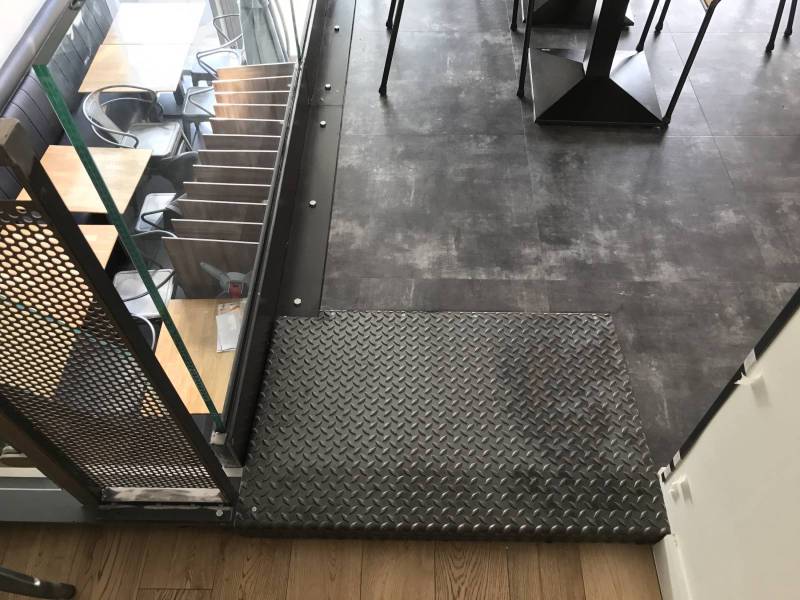 Mezzanine métallique pour le restaurant pizzeria à Lyon confluence