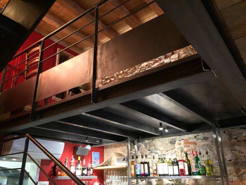 Mezzanine et escalier en acier pour le restaurant Le Tir Bouchon à Lyon