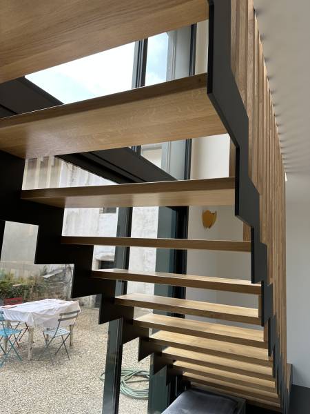 Escalier en acier limon en crémaillère sur mesure à Charly près de Lyon 69