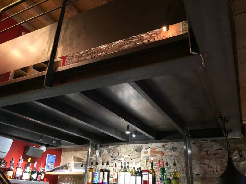 Mezzanine et escalier en acier pour le restaurant Le Tir Bouchon à Lyon