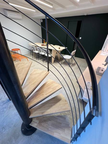 Escalier hélicoïdal sur mesure marche bois à Lyon