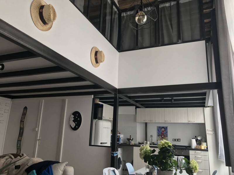 Mezzanine métallique et escalier en acier dans un studio Lyonnais