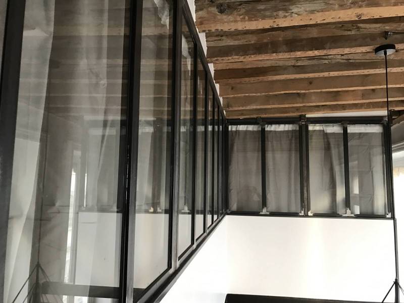Mezzanine métallique et escalier en acier dans un studio Lyonnais