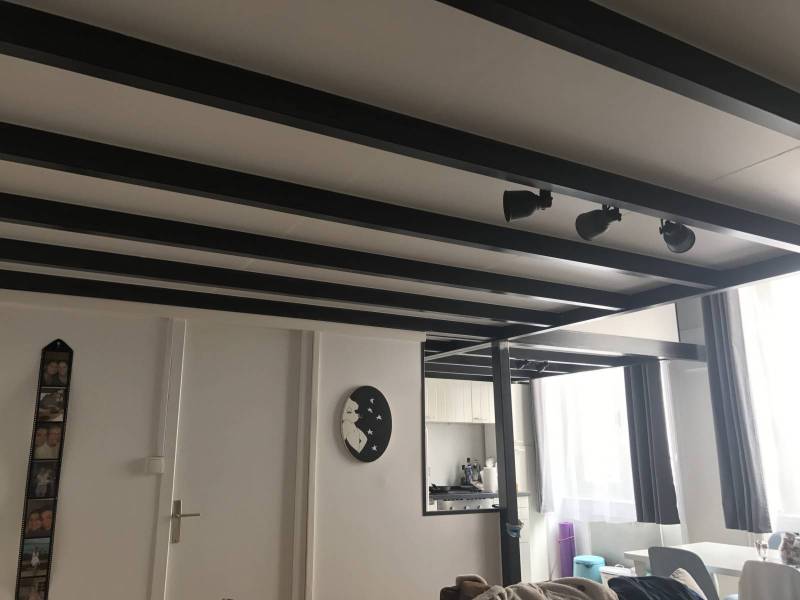 Mezzanine métallique et escalier en acier dans un studio Lyonnais