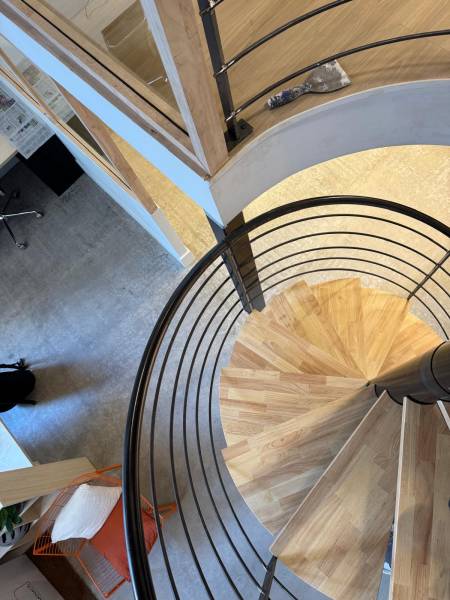 Escalier hélicoïdal sur mesure marche bois à Lyon