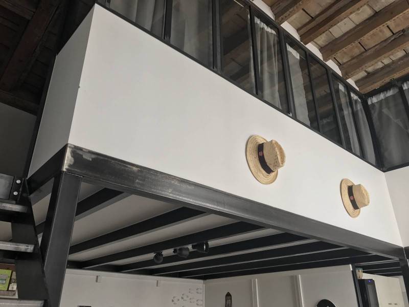 Mezzanine métallique et escalier en acier dans un studio Lyonnais