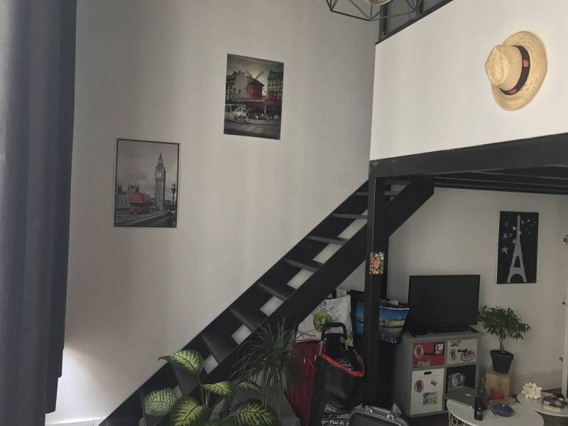 Mezzanine métallique et escalier en acier dans un studio Lyonnais
