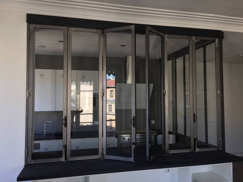 Verrière en accordéon pour séparer cuisine et séjour à Lyon