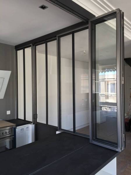 Verrière en accordéon pour séparer cuisine et séjour à Lyon