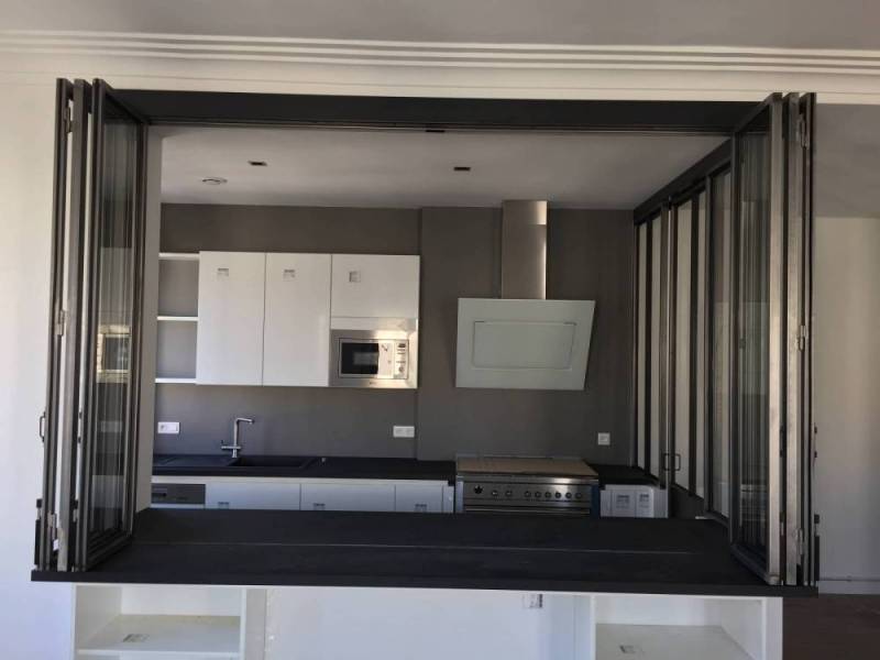 Verrière en accordéon pour séparer cuisine et séjour à Lyon