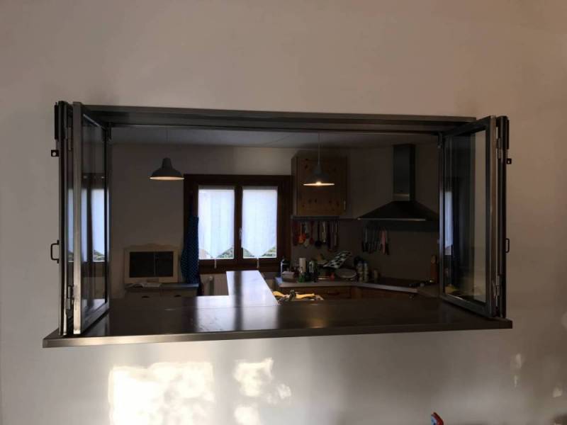 Verrière ouverture accordéon avec plan de travail en acier à Caluire près de Lyon