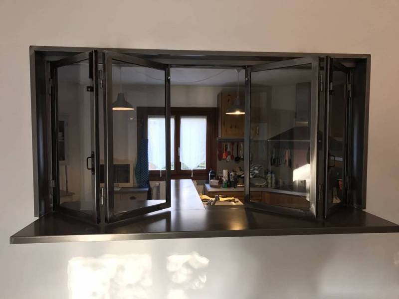 Verrière ouverture accordéon avec plan de travail en acier à Caluire près de Lyon