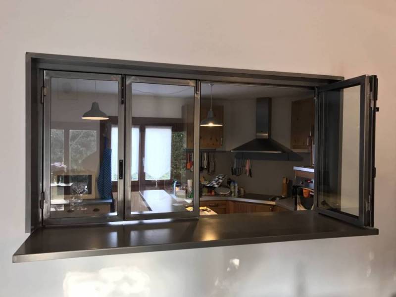 Verrière ouverture accordéon avec plan de travail en acier à Caluire près de Lyon