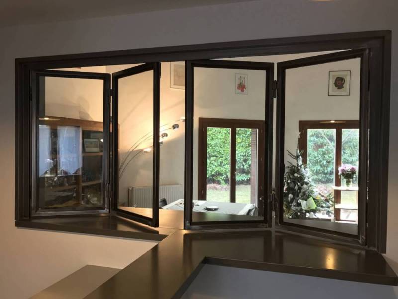 Verrière ouverture accordéon avec plan de travail en acier à Caluire près de Lyon