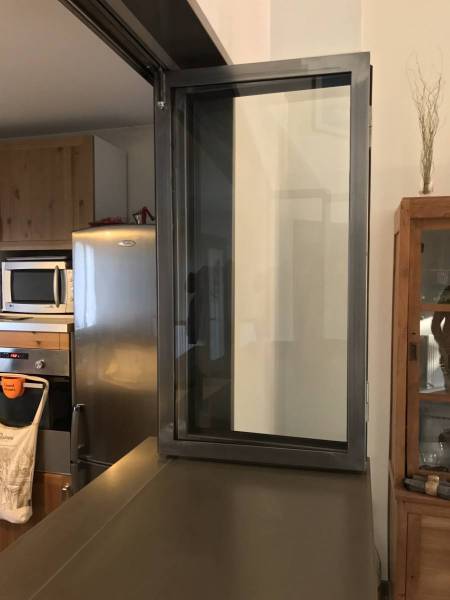 Verrière ouverture accordéon avec plan de travail en acier à Caluire près de Lyon