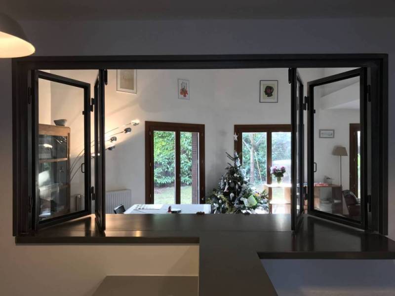 Verrière ouverture accordéon avec plan de travail en acier à Caluire près de Lyon