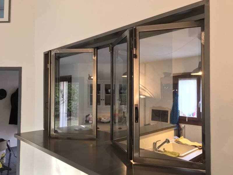 Verrière ouverture accordéon avec plan de travail en acier à Caluire près de Lyon