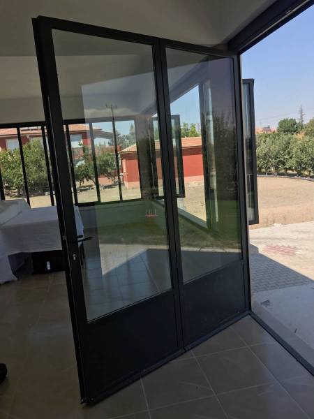 Menuiserie acier avec fenêtres en accordéon à Annecy en Rhône Alpes