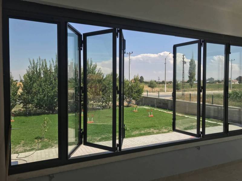 Menuiserie acier avec fenêtres en accordéon à Annecy en Rhône Alpes