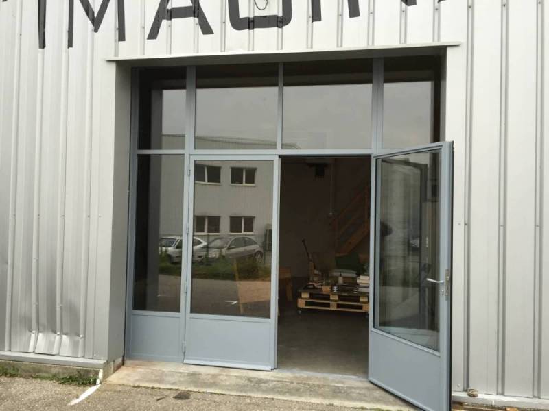 Menuiserie acier sur mesure adapté à une porte de garage à Aix les bains