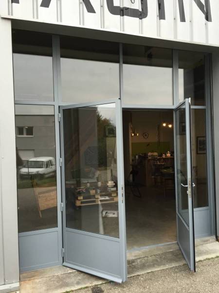 Menuiserie acier sur mesure adapté à une porte de garage à Aix les bains