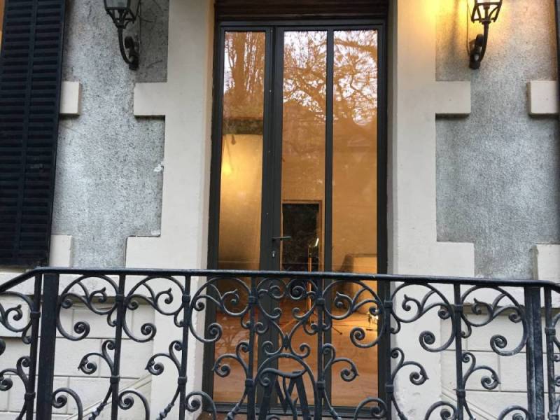 Porte d'entrée en acier vitrée dans la ville de Caluire près de Lyon