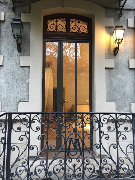 Porte d'entrée en acier vitrée dans la ville de Caluire près de Lyon