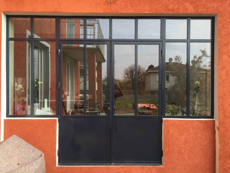 Menuiserie acier fineline avec imposte fixe et vitrage anti effraction à Tassin la Demi Lune dans l'ouest lyonnais