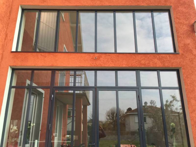 Menuiserie acier fineline avec imposte fixe et vitrage anti effraction à Tassin la Demi Lune dans l'ouest lyonnais