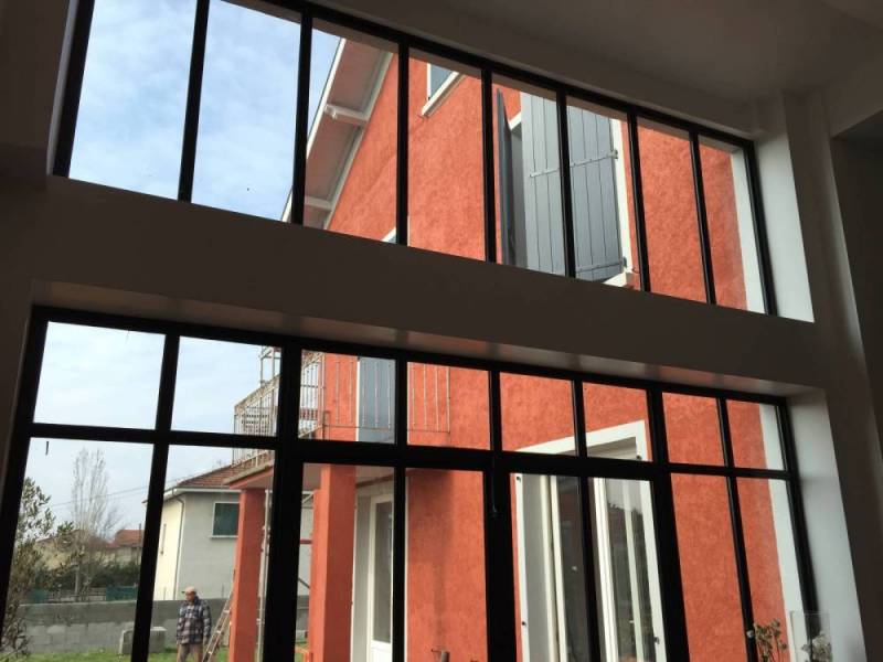 Menuiserie acier fineline avec imposte fixe et vitrage anti effraction à Tassin la Demi Lune dans l'ouest lyonnais