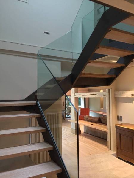 Escalier en acier et marche en bois de chêne à Oyonnax