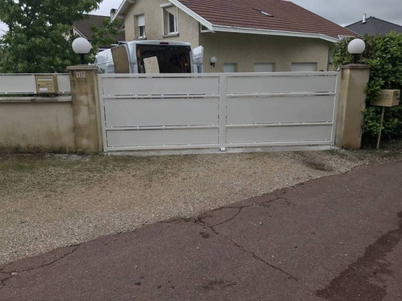 Portail 2 vantaux en acier sur mesure à La Tour du Pin en Isère