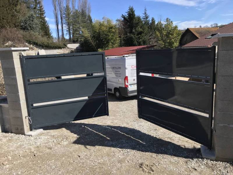 Portail en tôle acier sur Nivolas Vermelle proche de Voiron