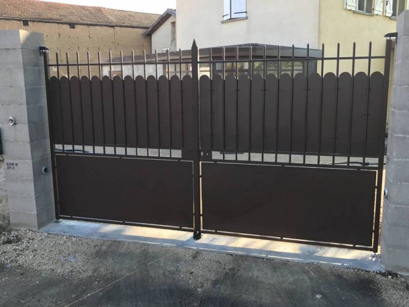 Portail acier battant et portillon en acier sur mesure à Grenoble et en Isère