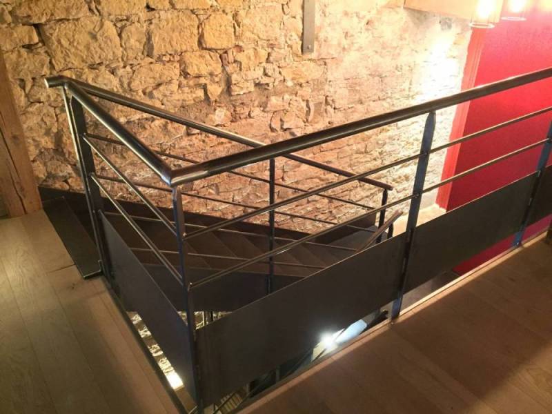 Garde-corps acier pour escalier en métal dans un restaurant à Lyon
