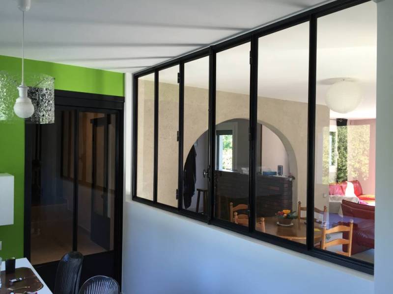 Verrière intérieure avec deux fenêtre battantes en acier à Grenoble