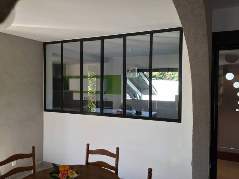 Verrière intérieure avec deux fenêtre battantes en acier à Grenoble