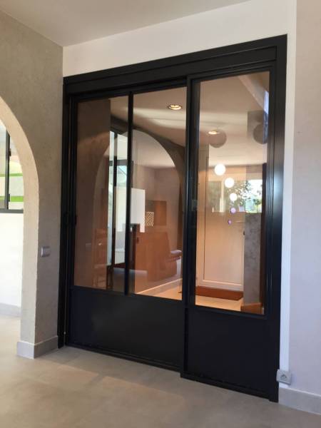 Ensemble de porte coulissante en acier thermo laqué à Givors près de Lyon