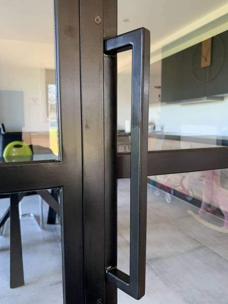 Porte verrière battante en acier à St Didier de la Tour en Isère