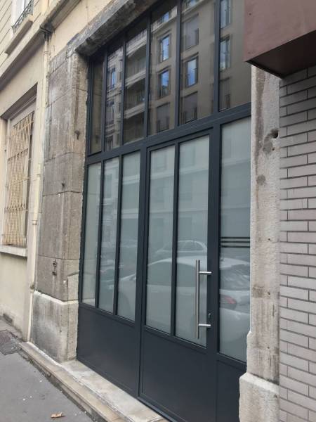 Menuiserie en acier traditionnel avec vitrage avec retardataire d'effraction à Lyon