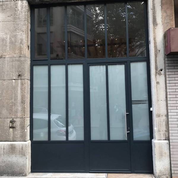 Menuiserie en acier traditionnel avec vitrage avec retardataire d'effraction à Lyon