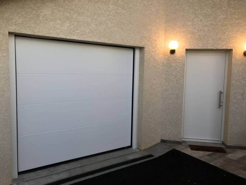 Installation d'une porte d'entrée blanc en acier à rupture de pont thermique à Chambéry en Savoie