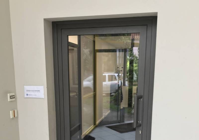 Porte vitrée en acier traditionnel pour cabinet expert comptable à Lyon