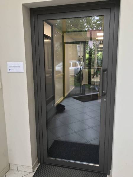 Porte vitrée en acier traditionnel pour cabinet expert comptable à Lyon