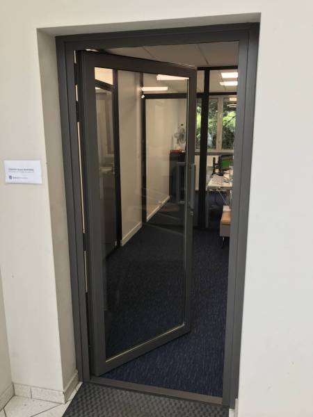 Porte vitrée en acier traditionnel pour cabinet expert comptable à Lyon